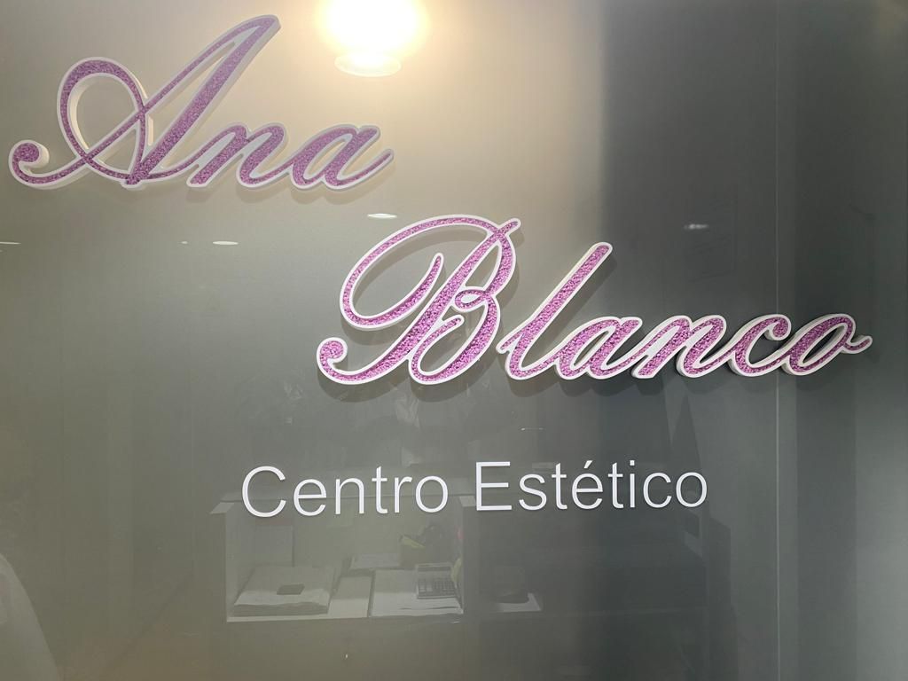 Centro Estético Ana Blanco logo en un cristal